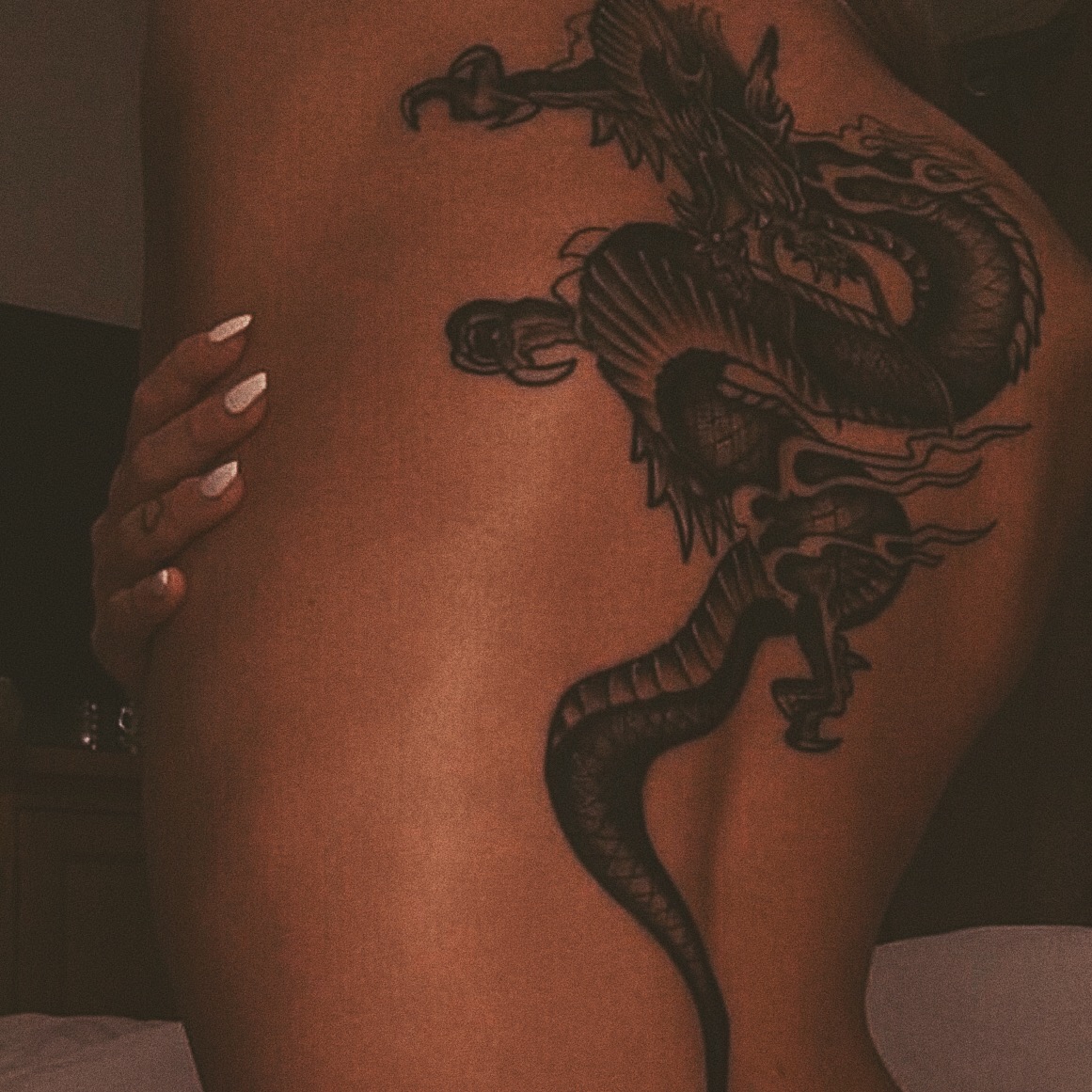 Татуировка дракона на спине девушки