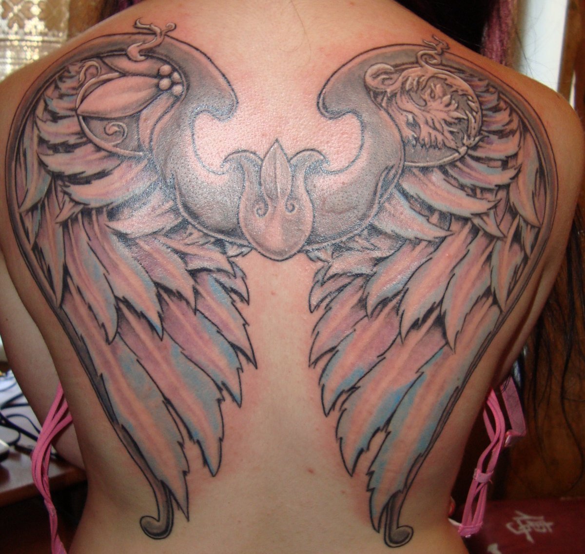 Демон с крыльями со спины