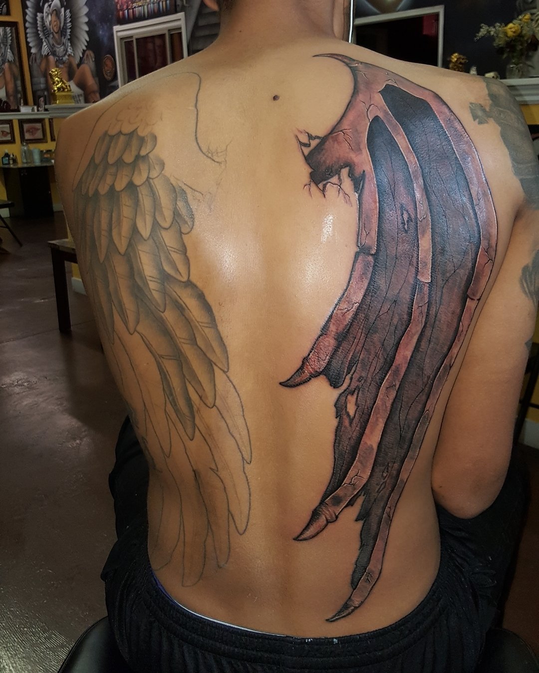 Демон с крыльями со спины