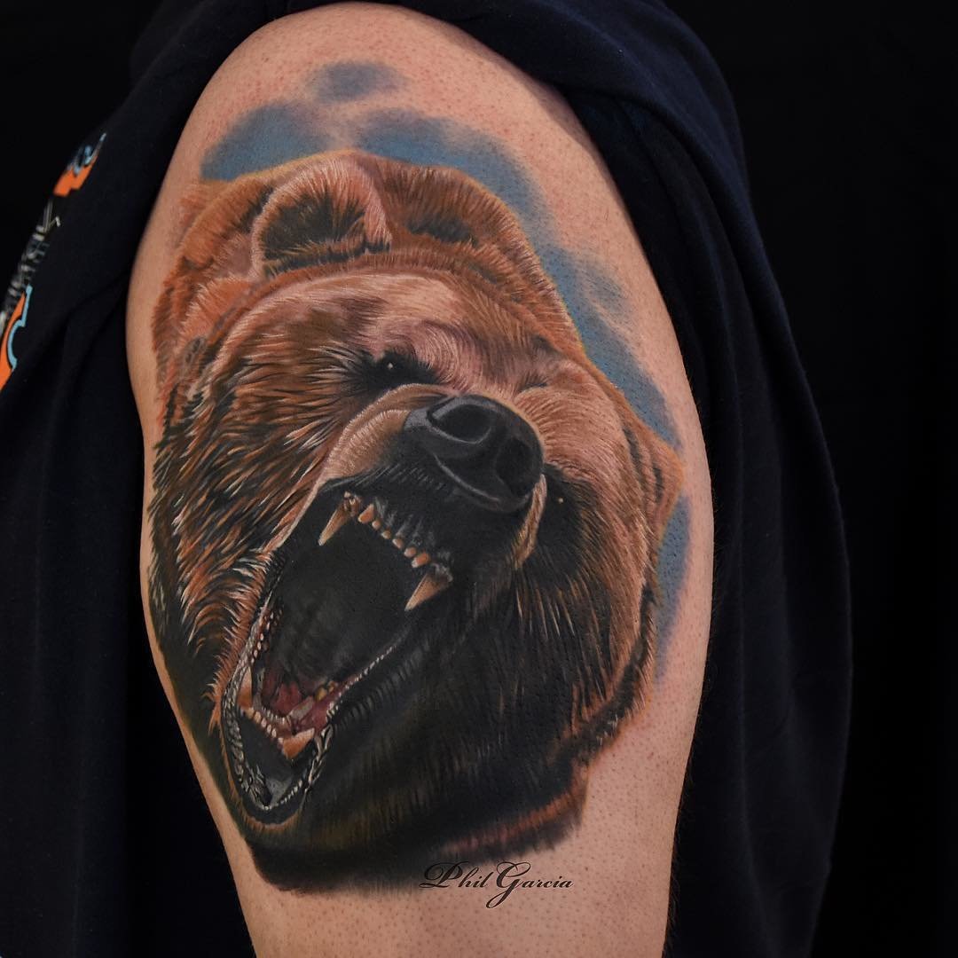 Тату оскал медведя на плече