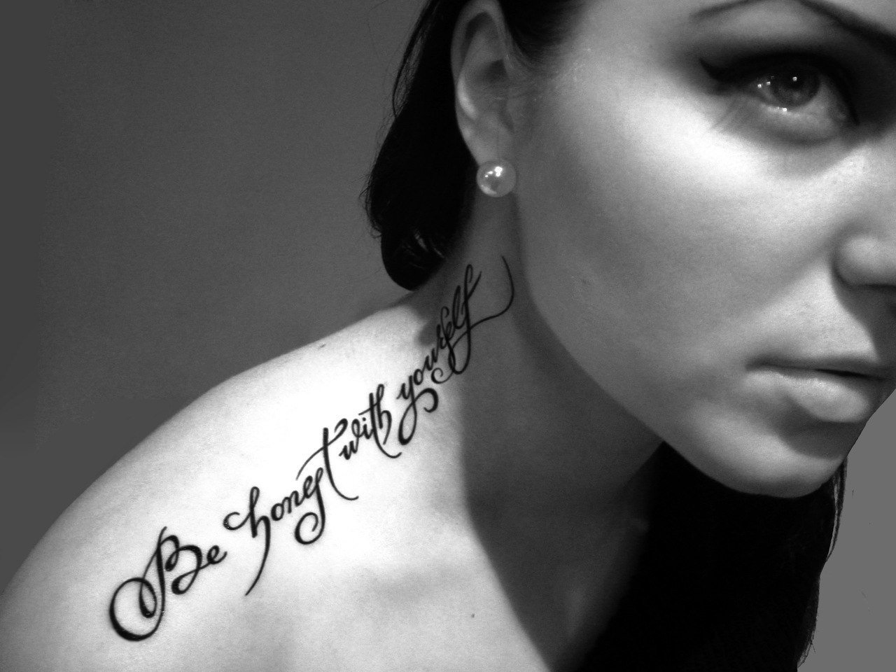 Татуировки на шее для девушек надписи (77 фото)
