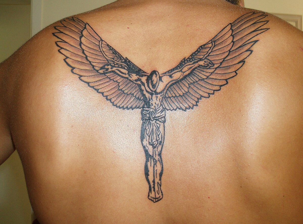 Тату ангел с крыльями на спине и плечах