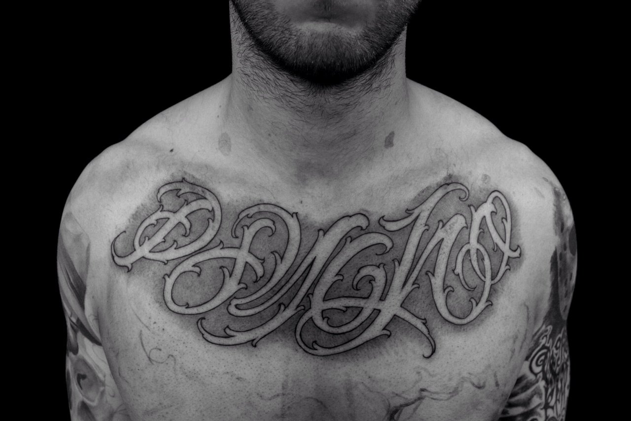 татуировки для мужчин на грудь надписи фото 57