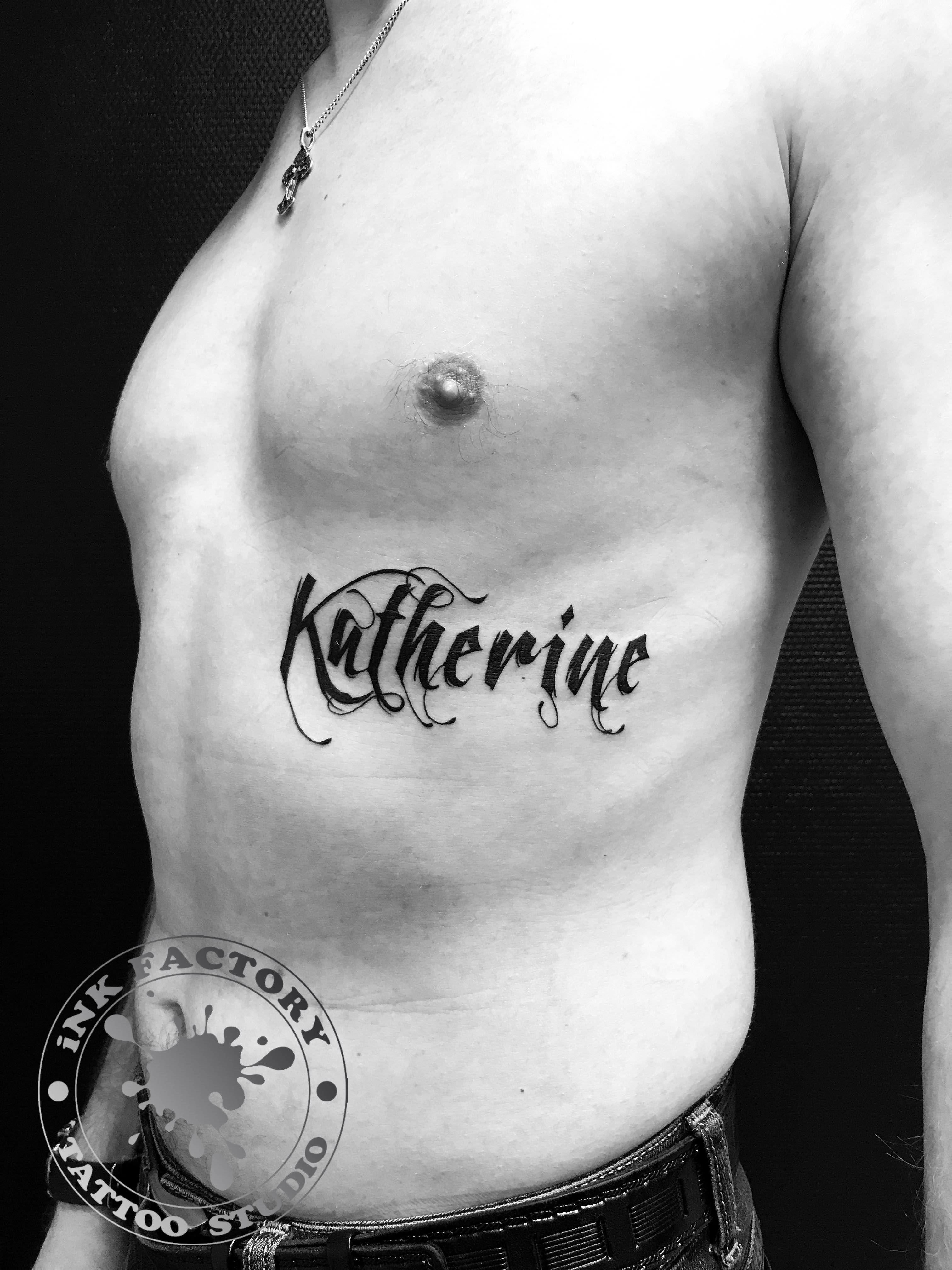татуировки для мужчин на грудь надписи фото 19