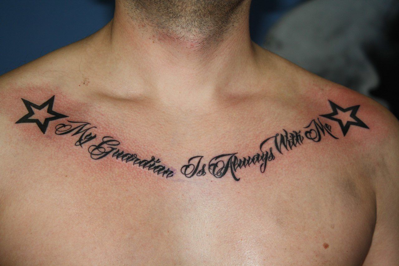 татуировки для мужчин на грудь надписи фото 24