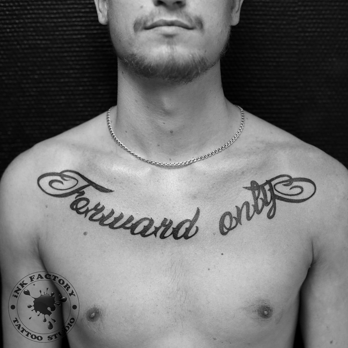 татуировки для мужчин на грудь надписи фото 10