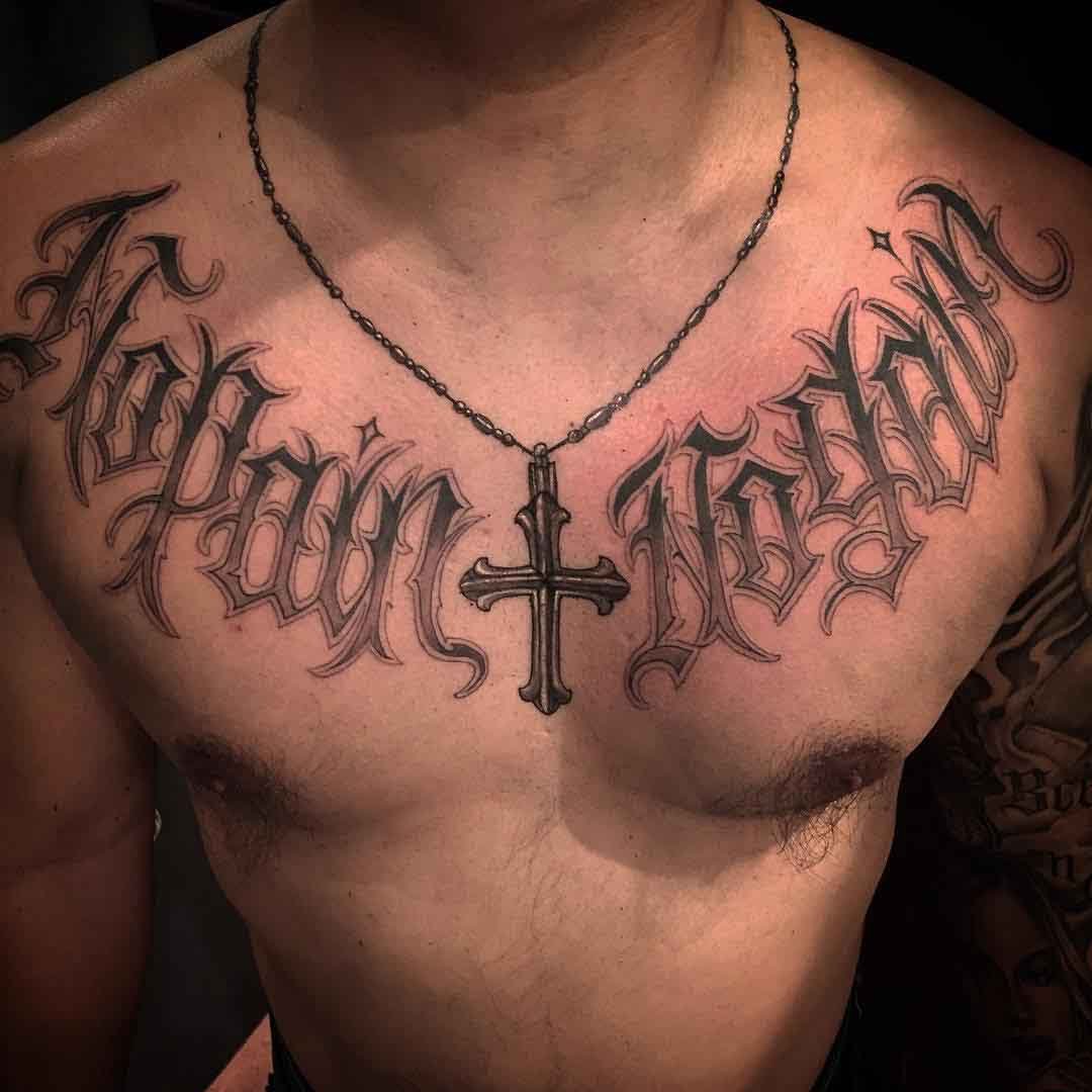 Татуировка на груди надпись