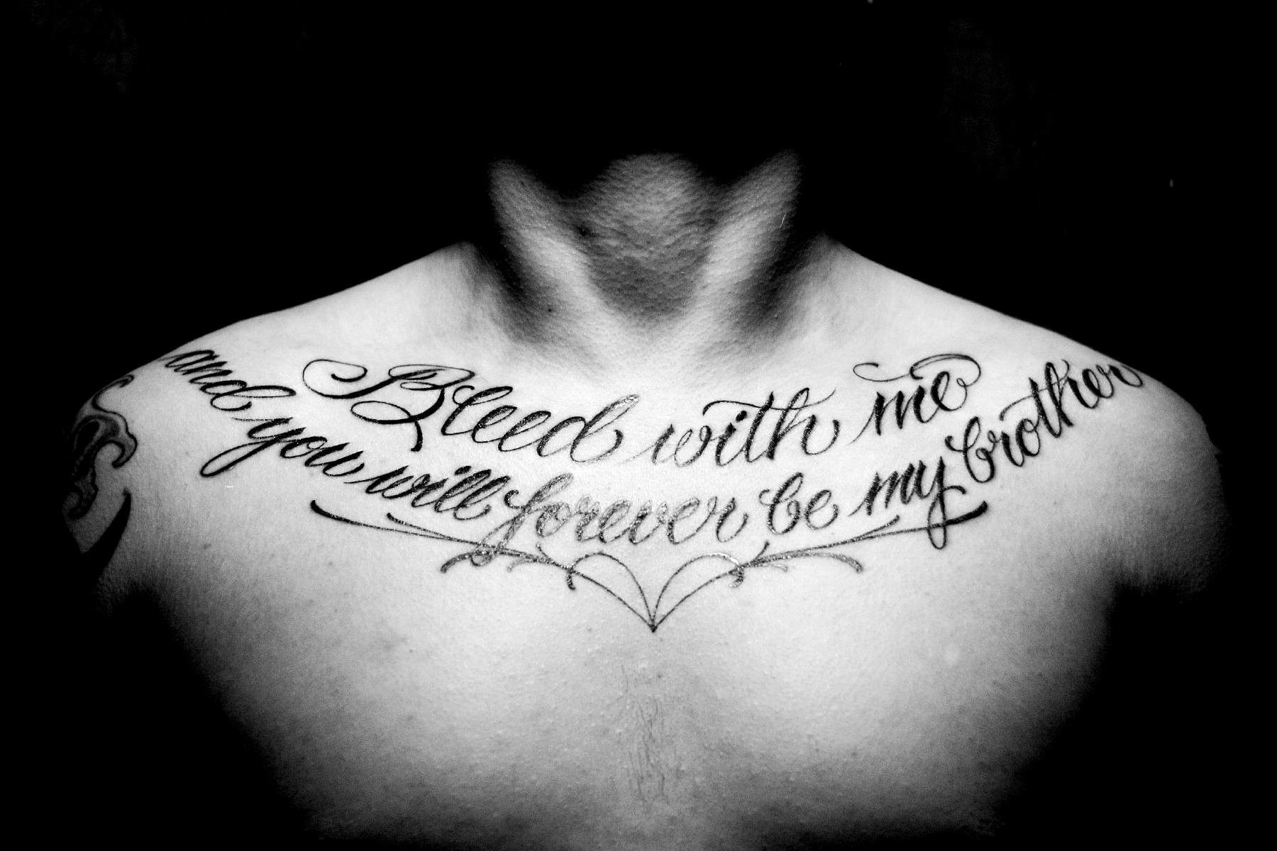 татуировки для мужчин на грудь надписи фото 42