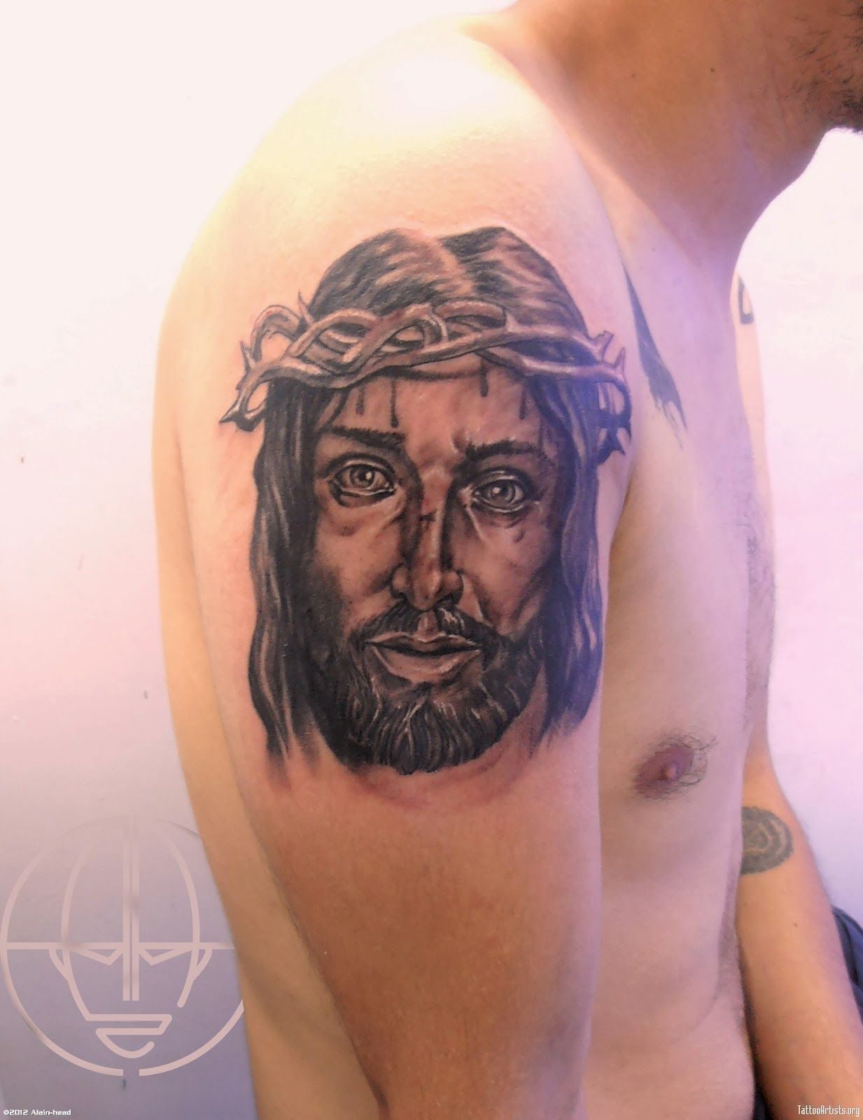 Тату Иисус на плече