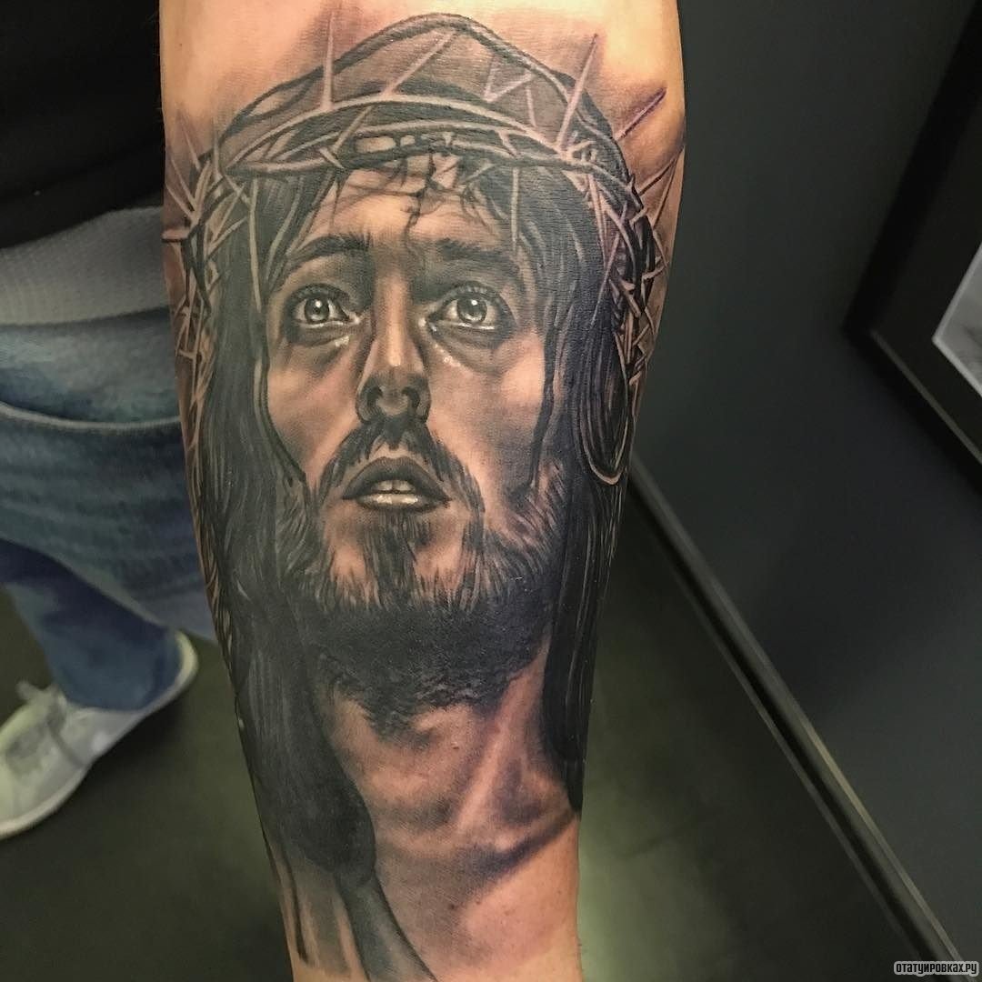 Тату Иисуса Христа на плече