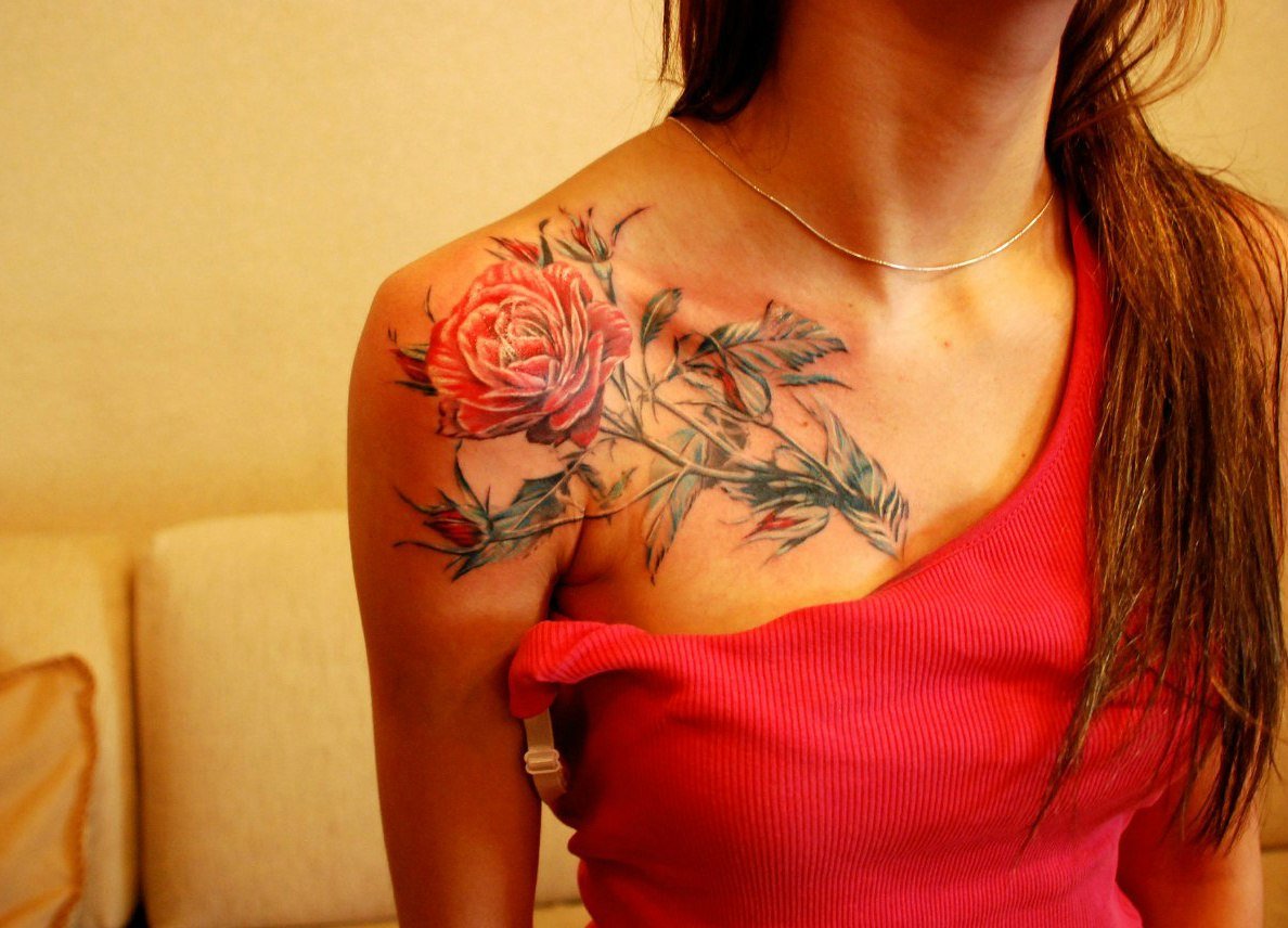 Татуировка на плече для девушек