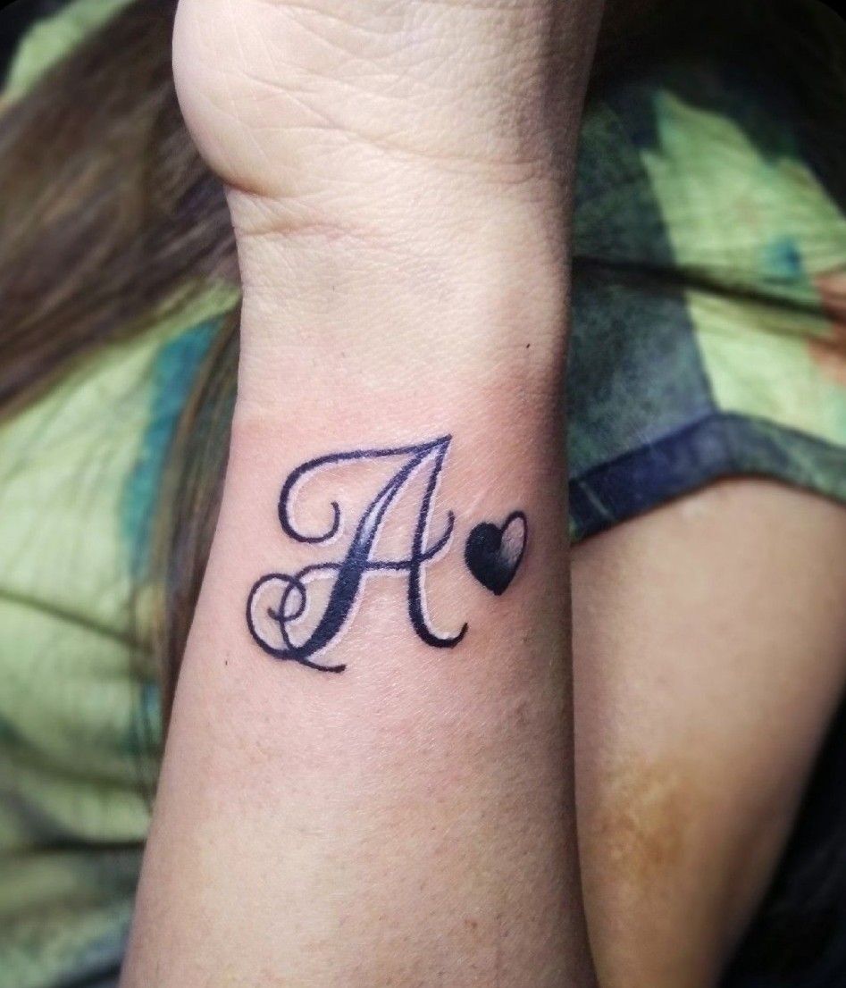 Татуировка буква а на руке