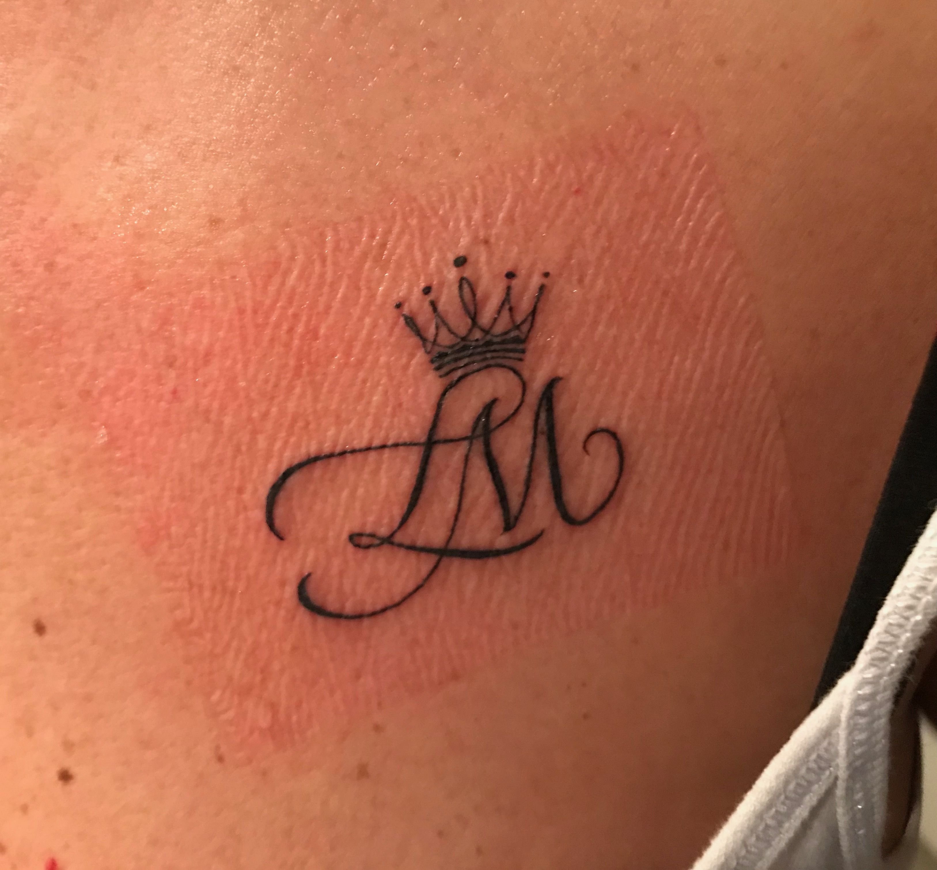 Татуировка в виде буквы м
