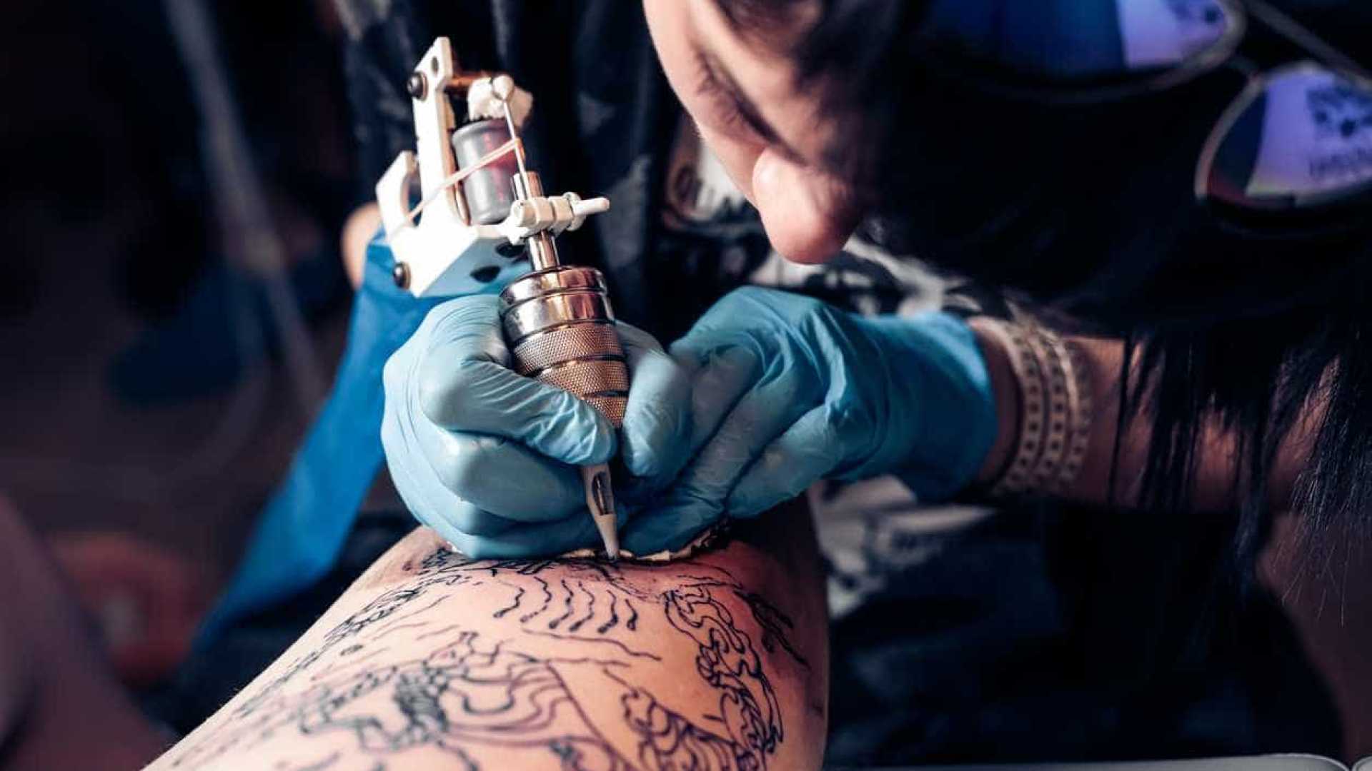 специалист по украшению тела при помощи татуировок