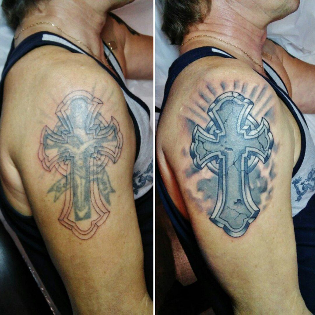 Татуировка крест на плече