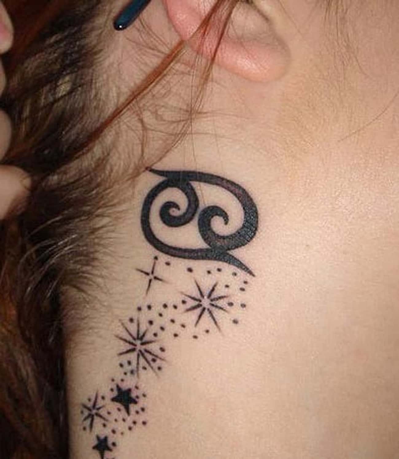Татуировки для девушек на шее сбоку зодиакальные знаки