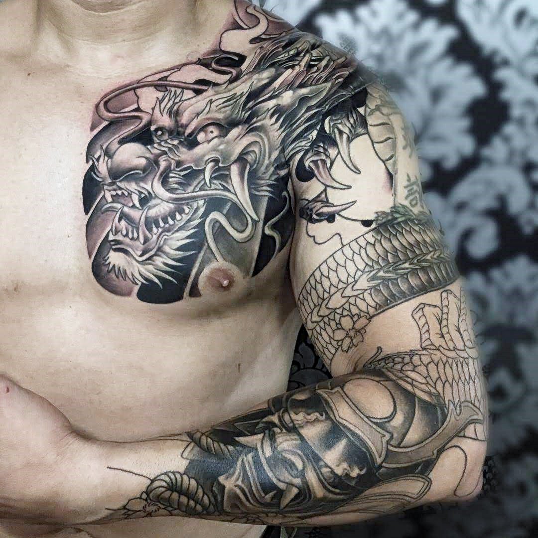 татуировки на плече и груди у мужчин фото 52