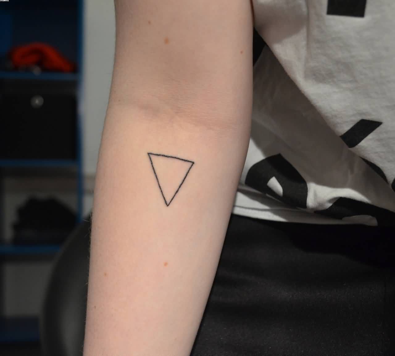 Татуировка треугольник на руке