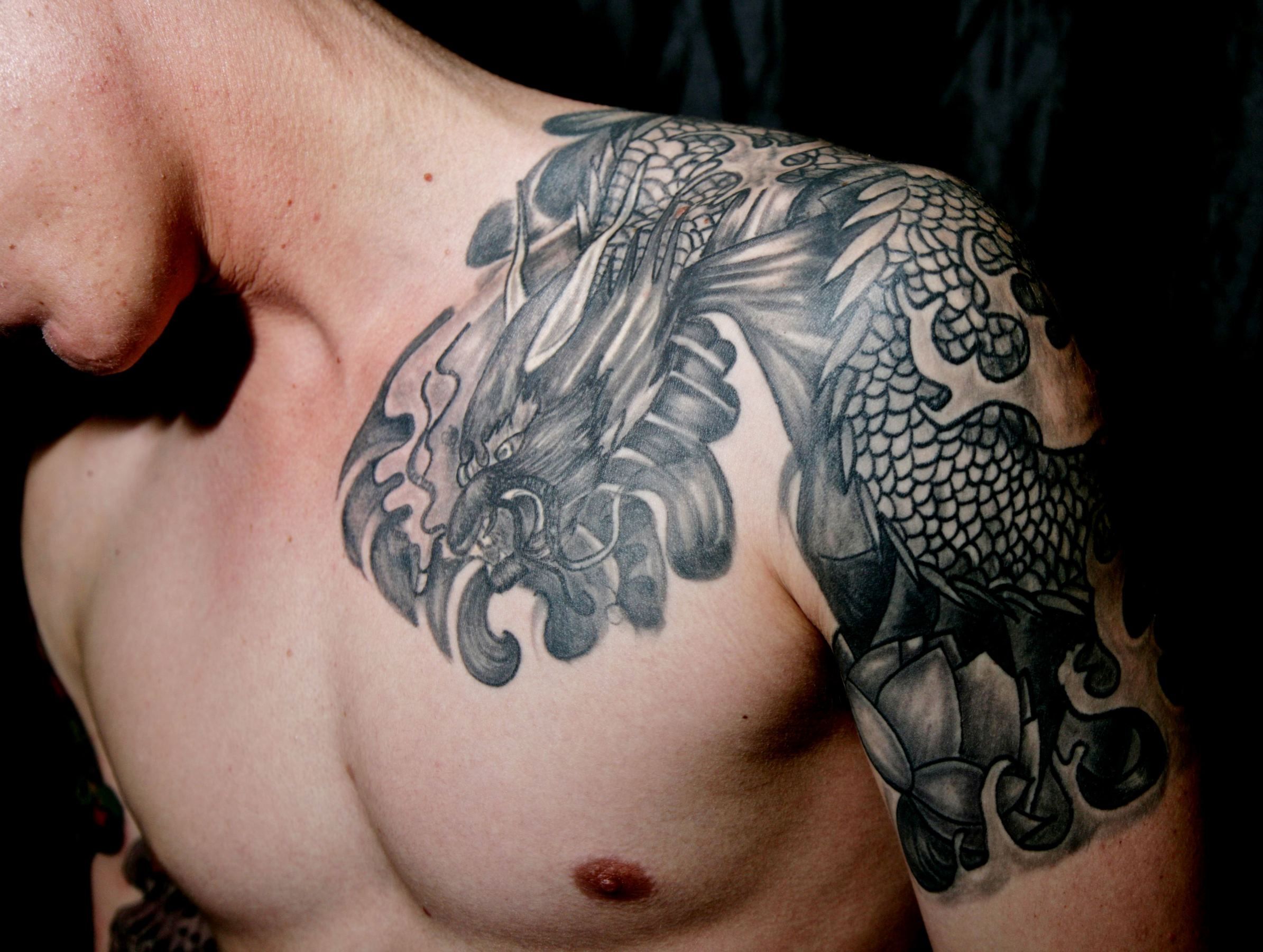 татуировка для мужчин на плечо и на грудь фото 22