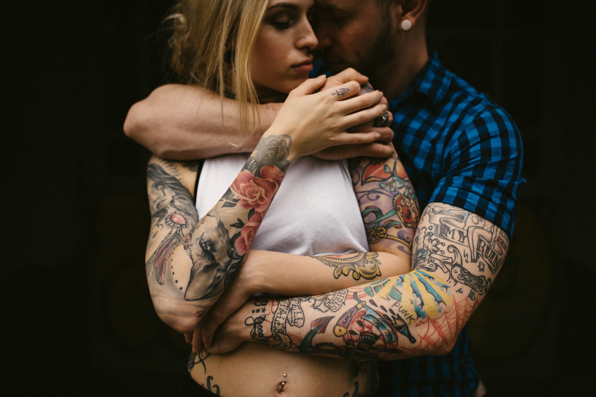 Татуированный парень с девушкой