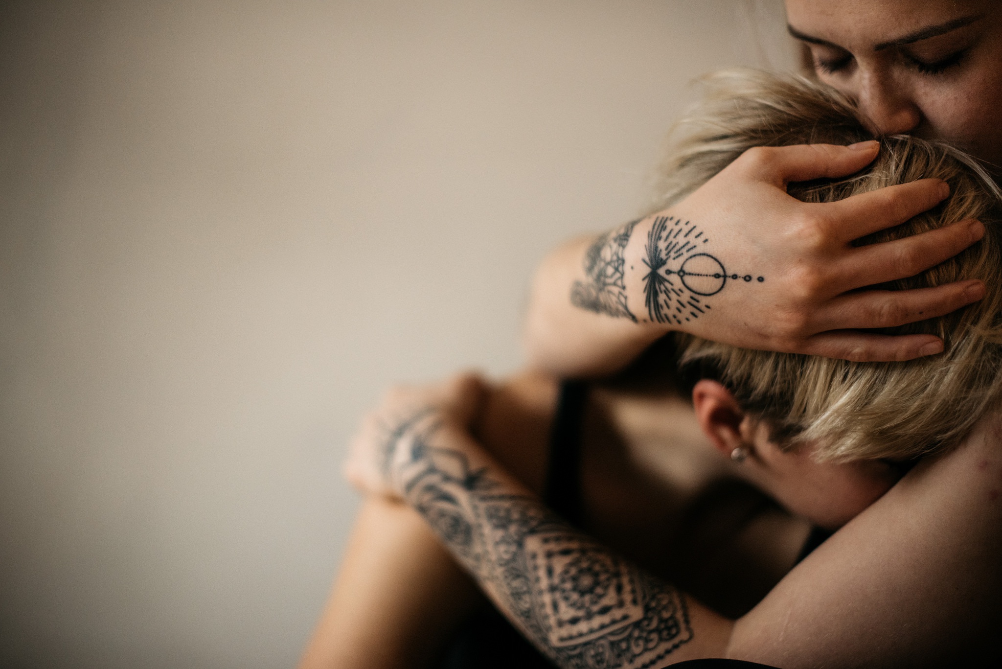 Татуированные девушки и негр устроили групповой секс с оргазмом