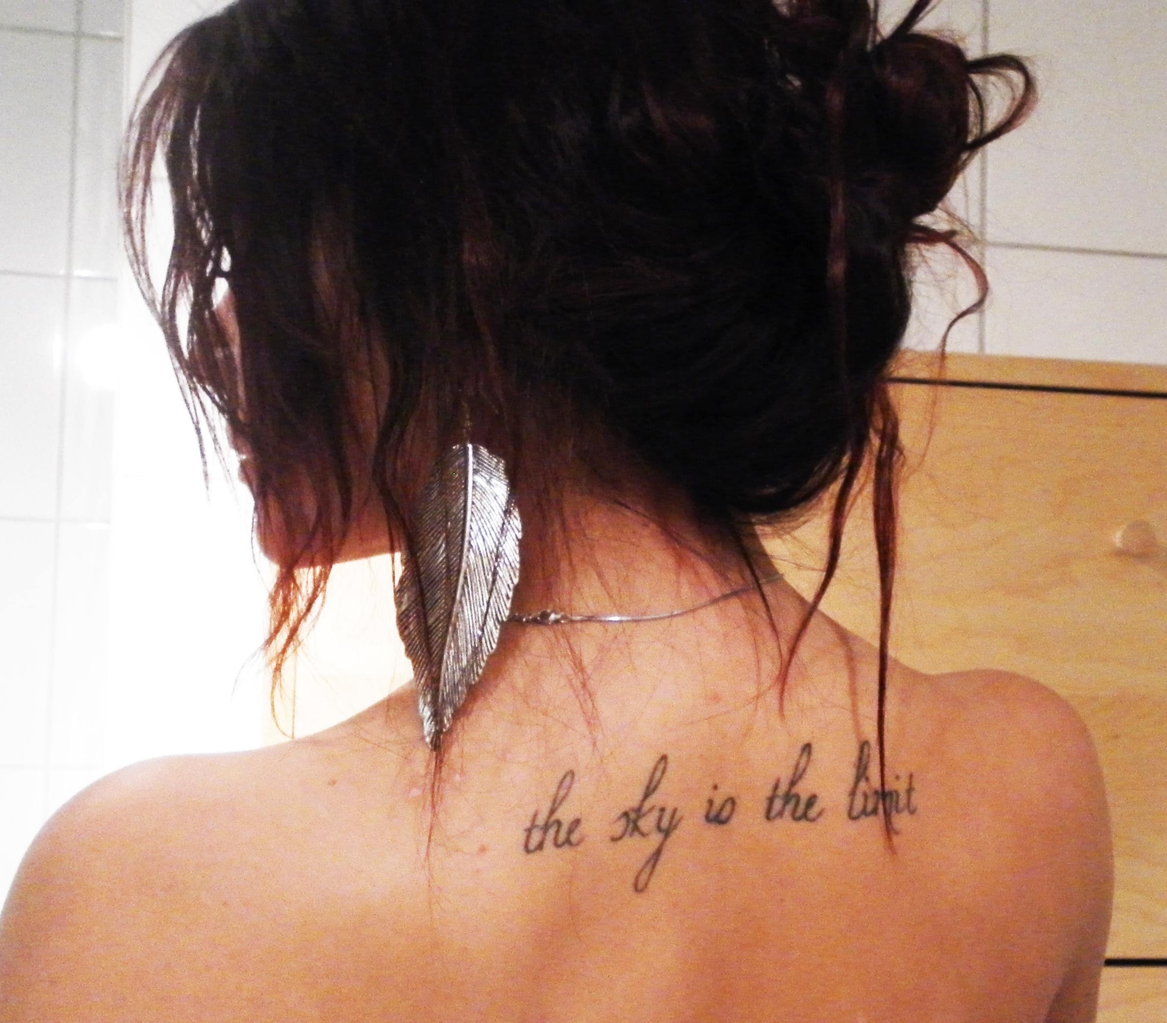 Татуировка на шее для девушек сзади надпись