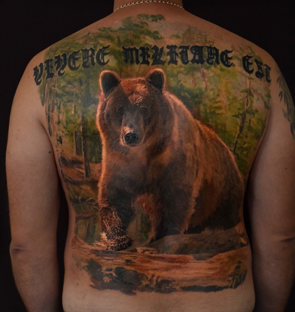 Тату на спине медведь русский