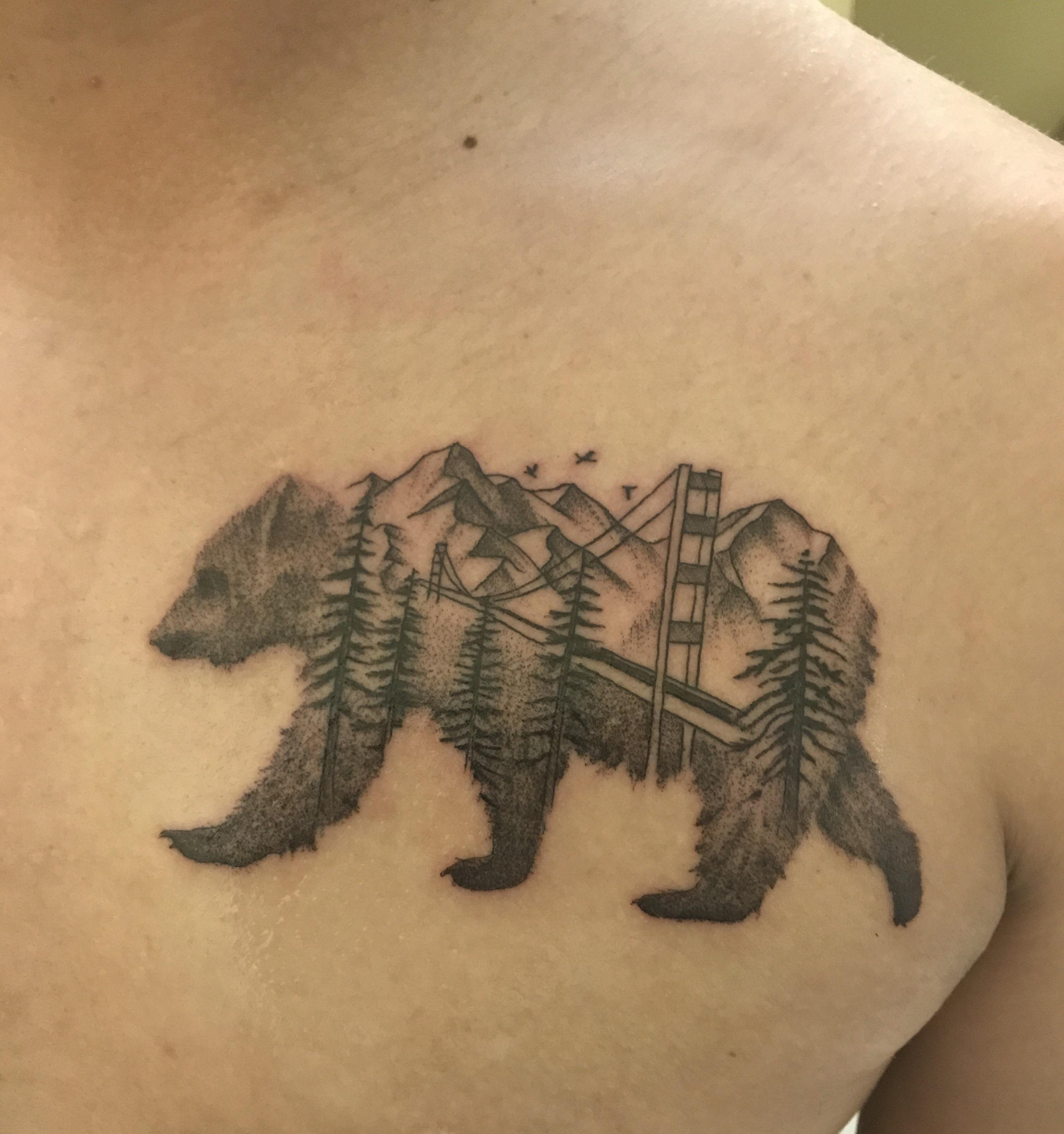 Тату медведь на спине