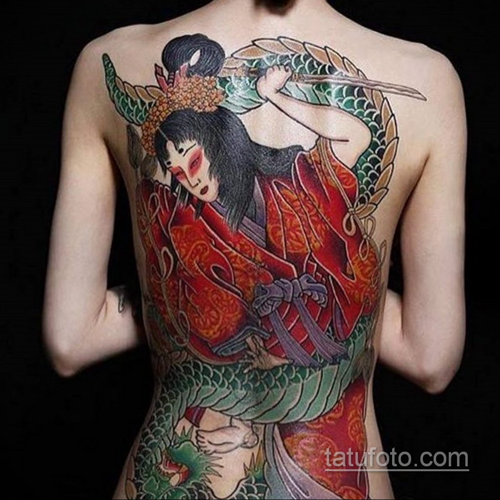 Тату дракон на спине у девушки в японском стиле