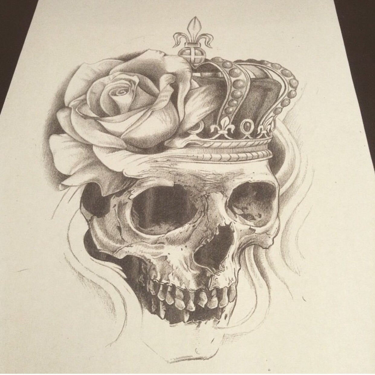 Тату череп с короной и розой