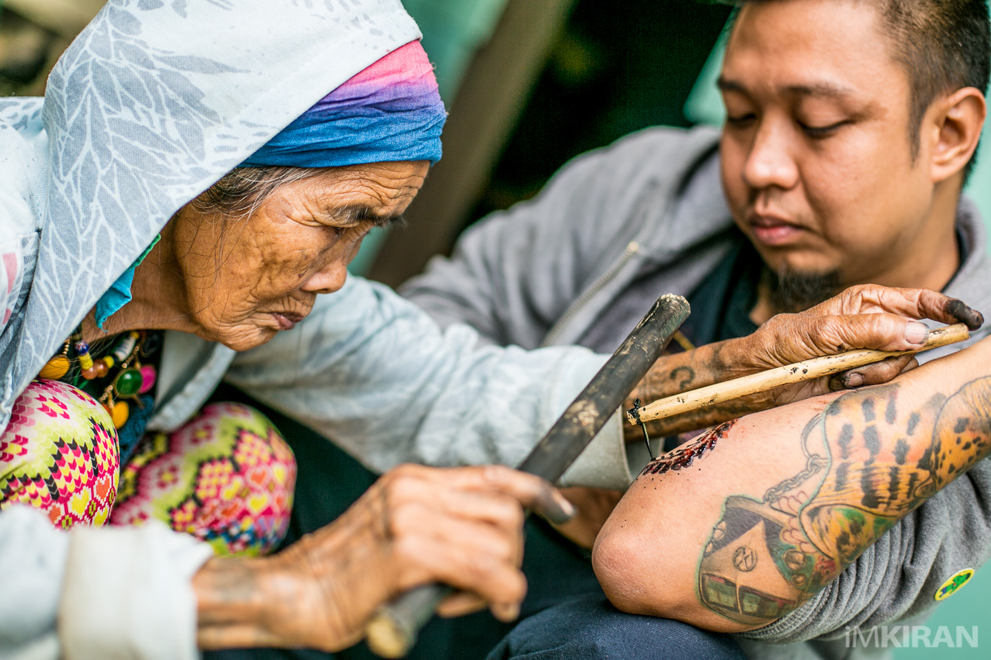 Татуировщица 102 года Филиппинская татуировщица
