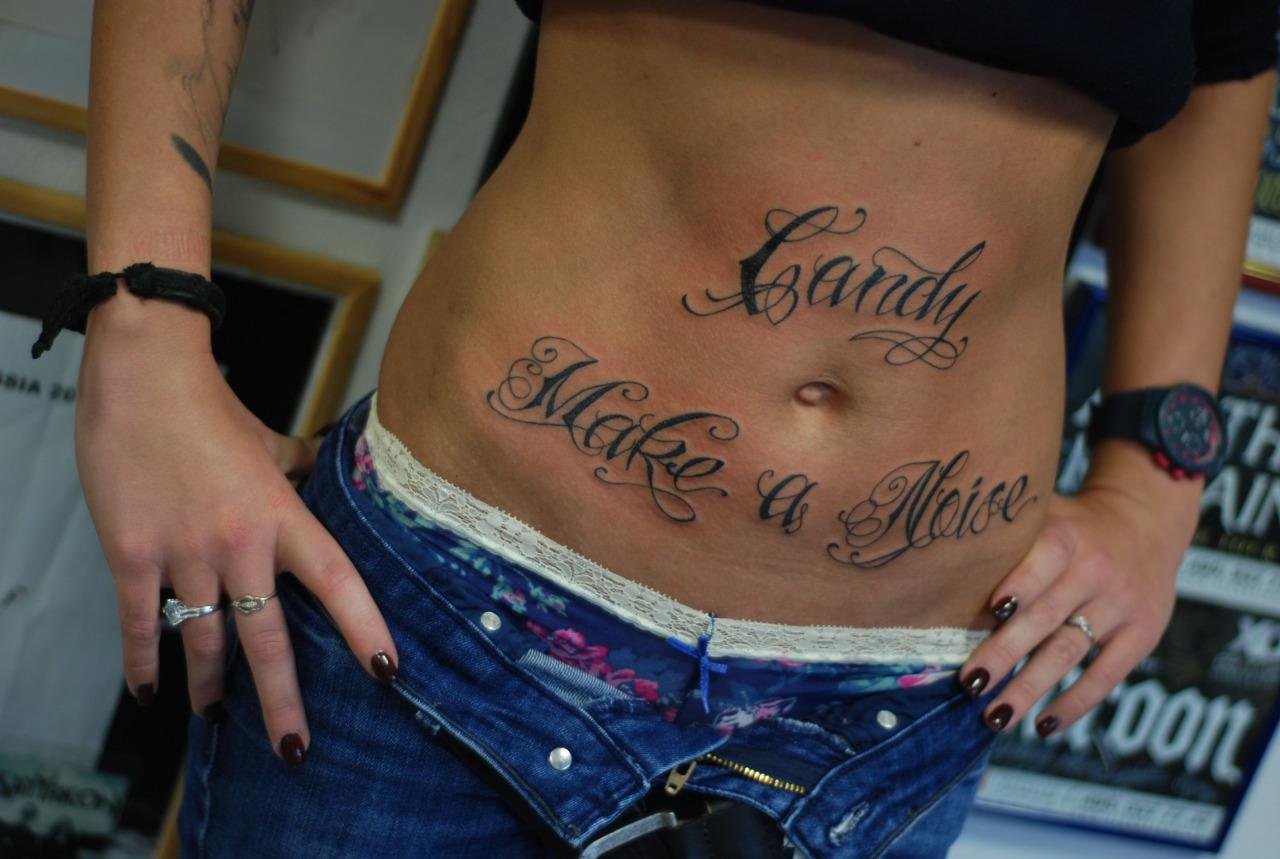 Татуировки для девушек на животе надписи