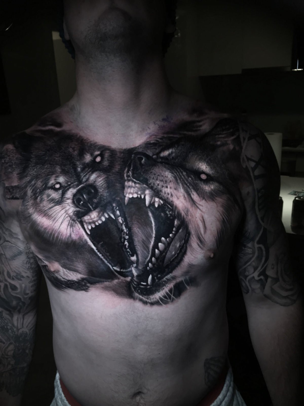 Татуировка оскал волк на грудине