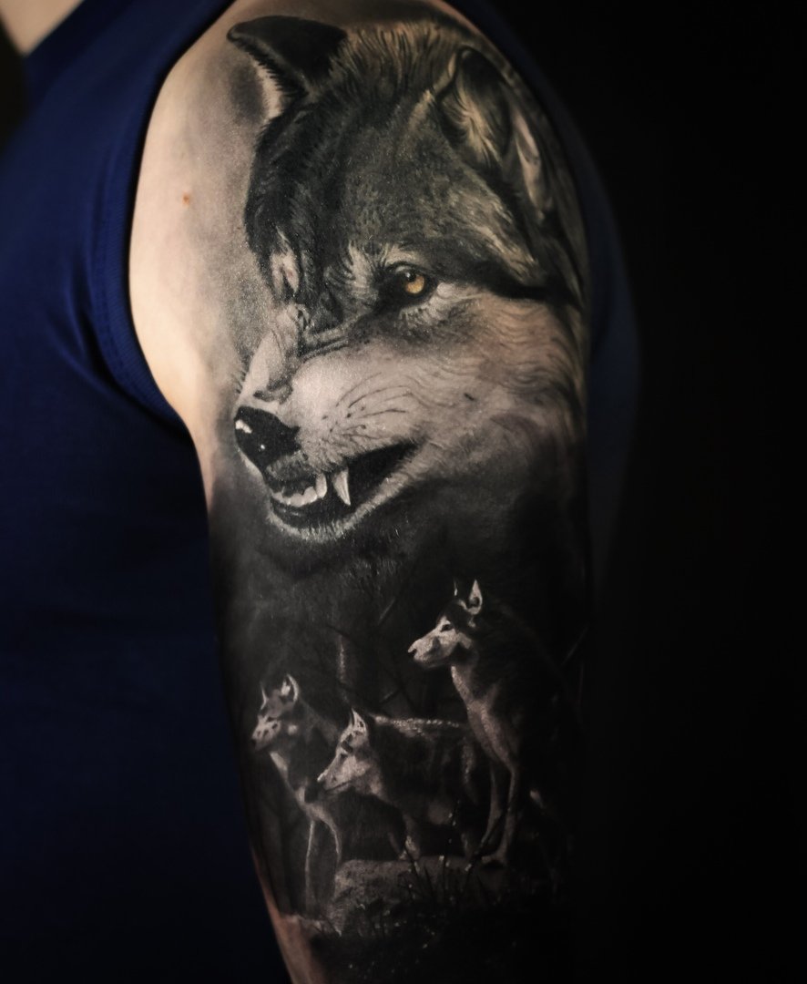 Татуировки мужские на плече волк