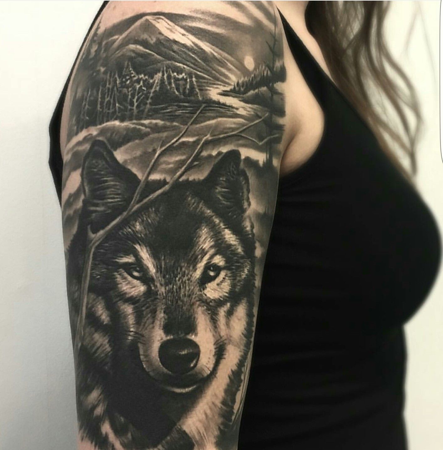 Тату на плече для девушек волк
