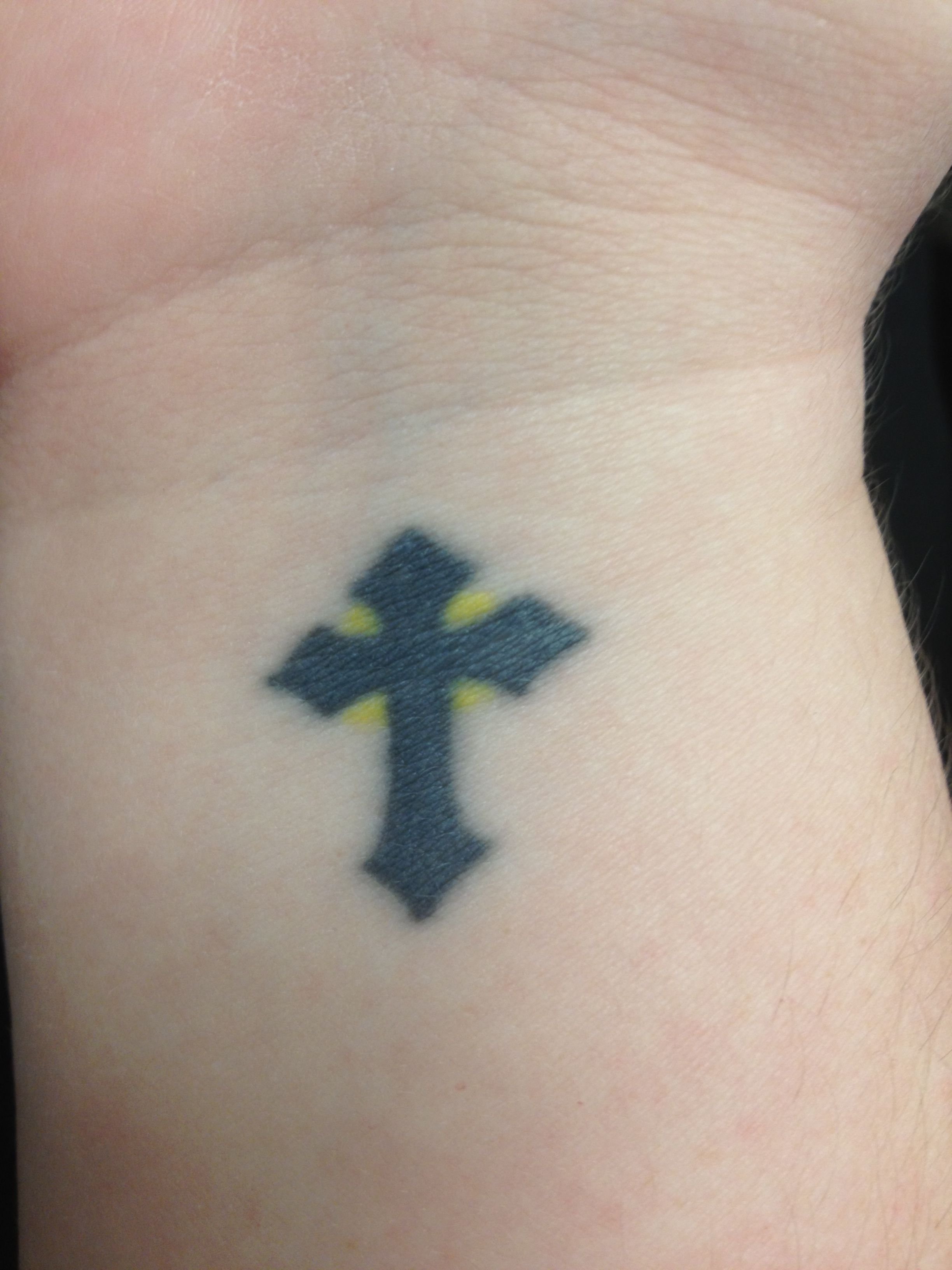 Маленький крест на руке тату