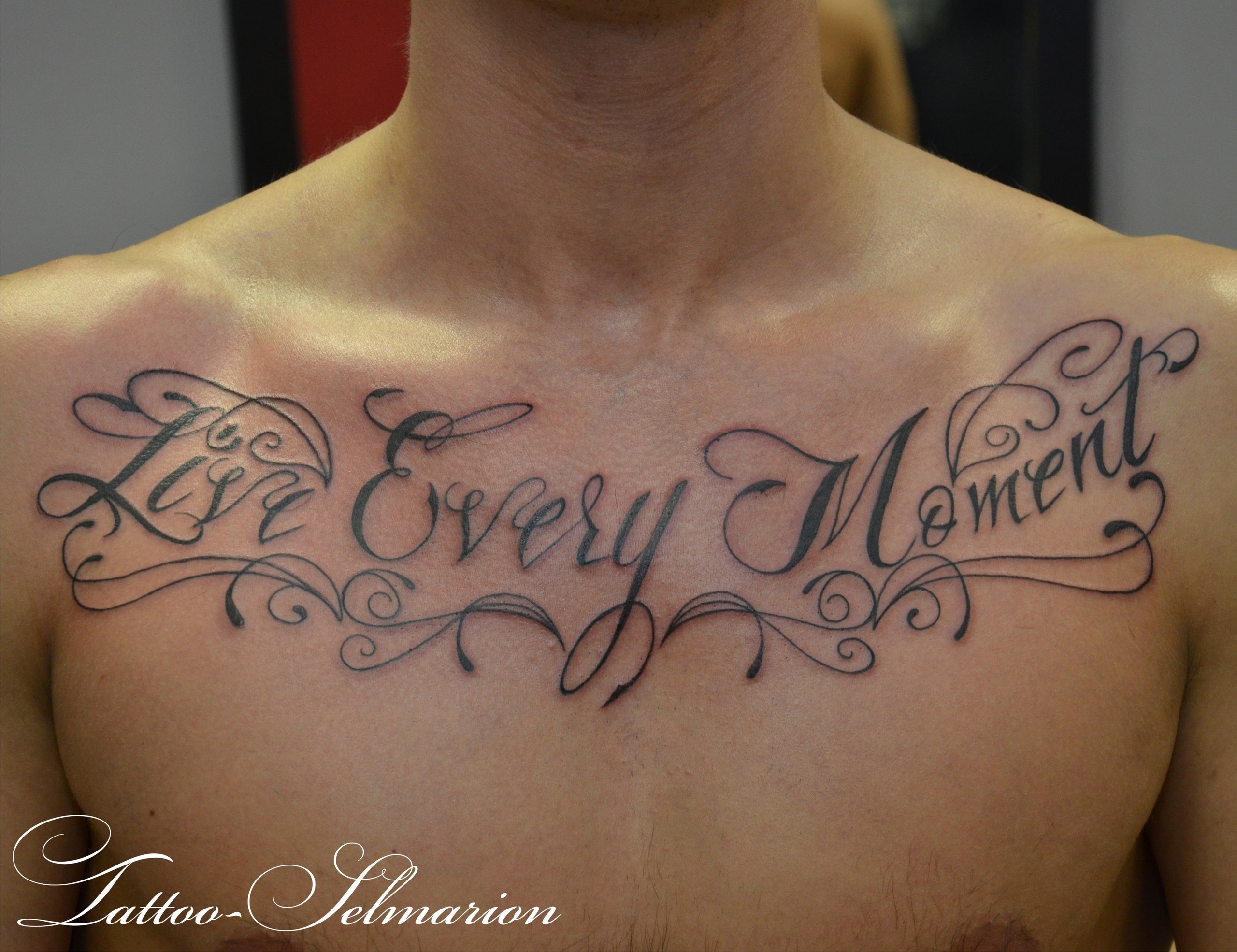 Красивые Татуировки надпись на груди у мужчин