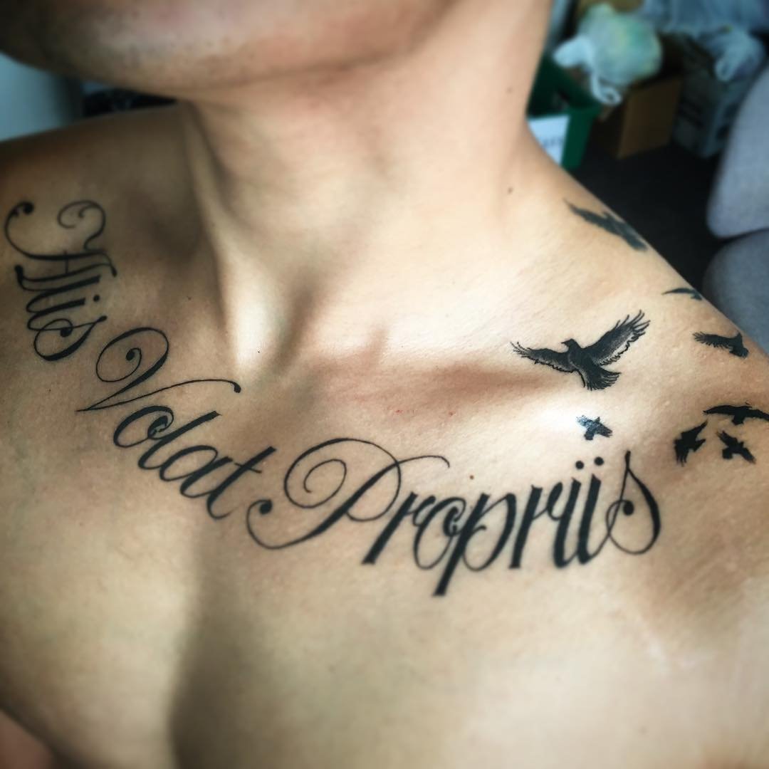 татуировки для мужчин на грудь надписи фото 85