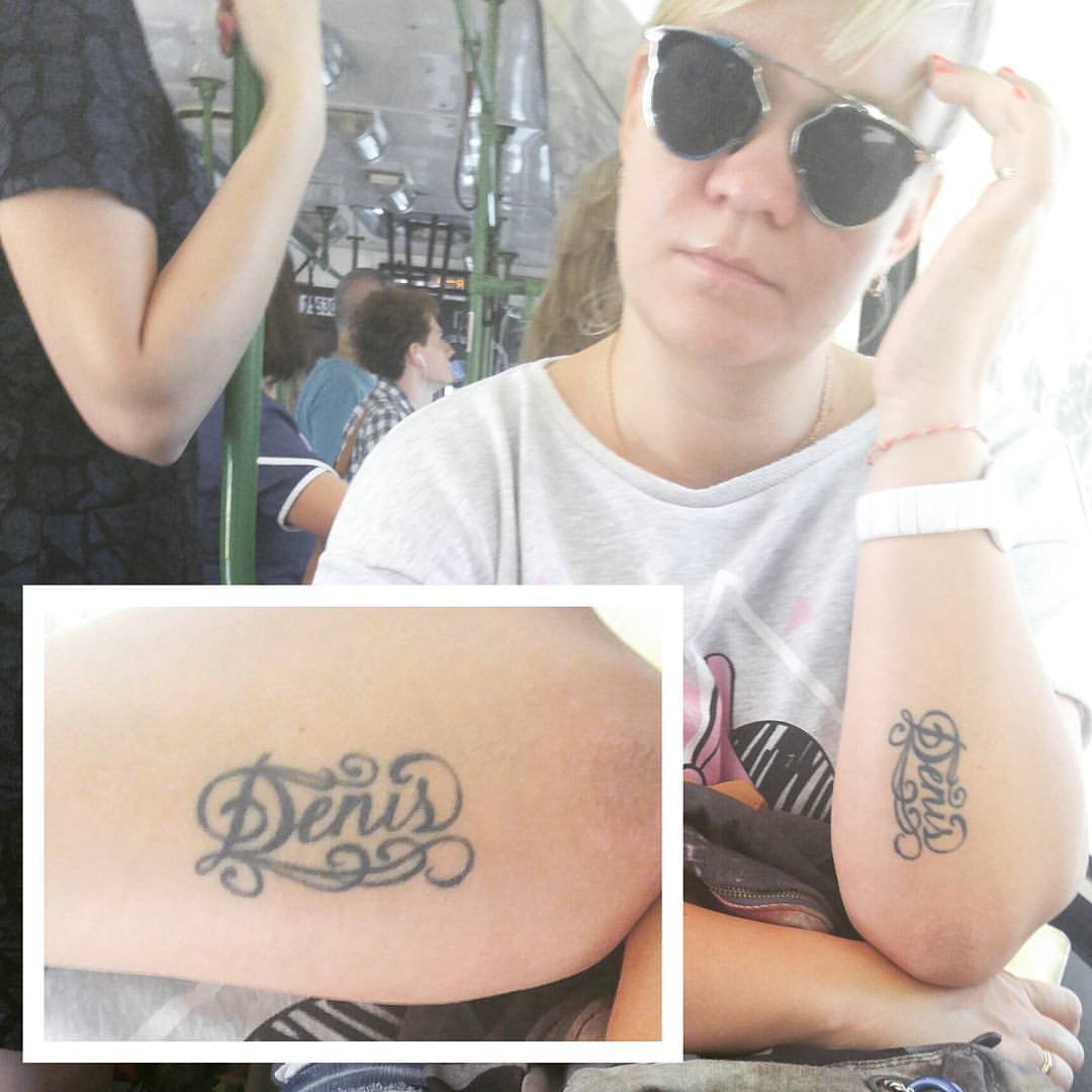 Татуировка с именем Денис на запястье