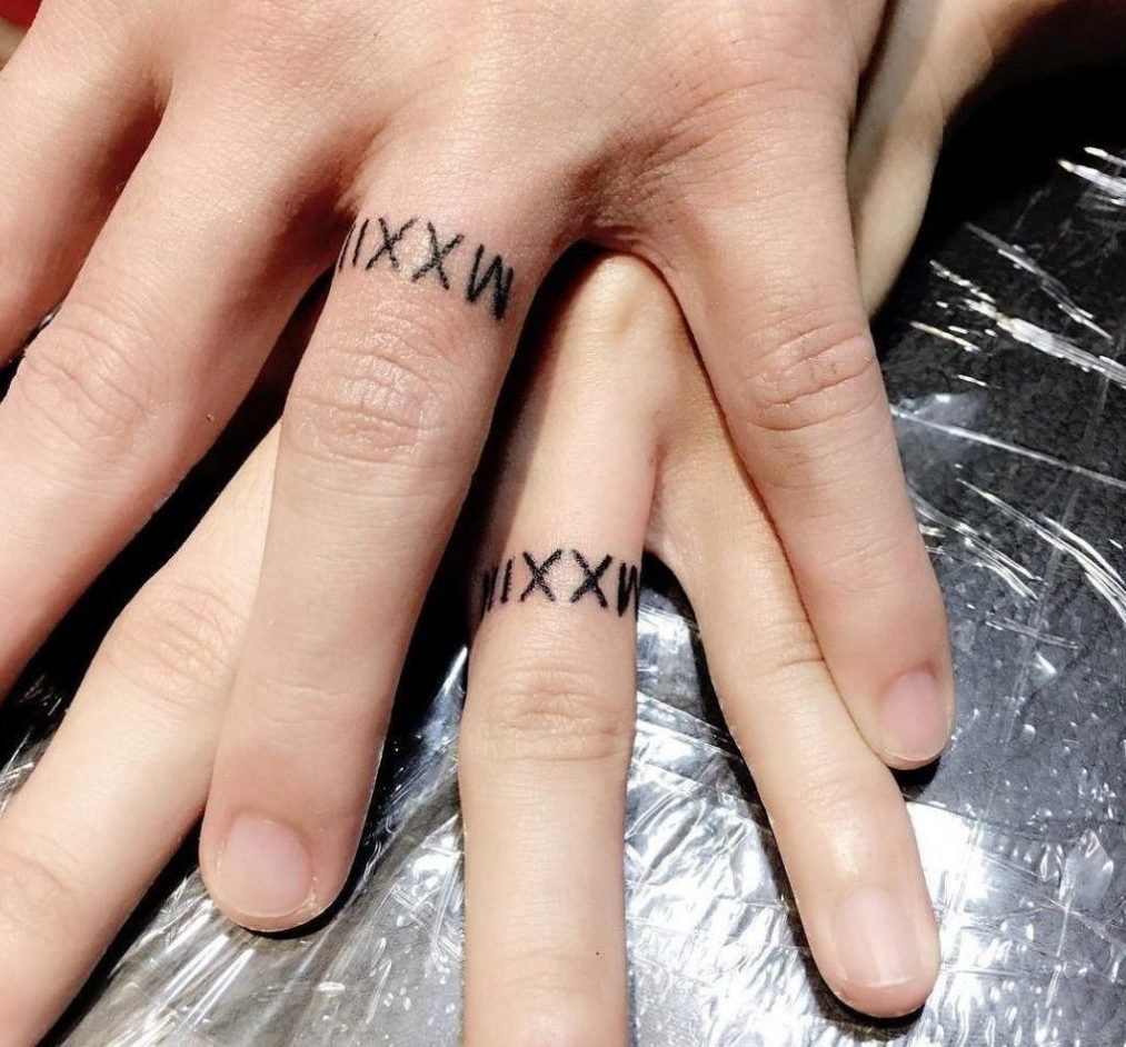 Татуировки на пальцах надписи