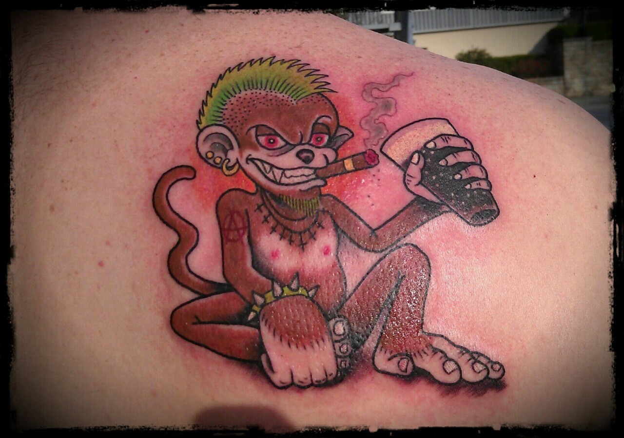 Татуировка обезьяна.