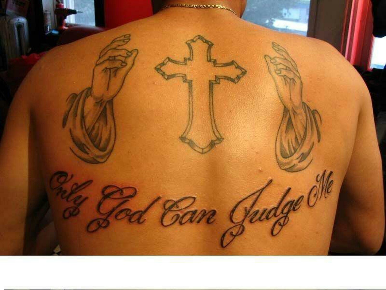 Татуировки на спине мужские надписи