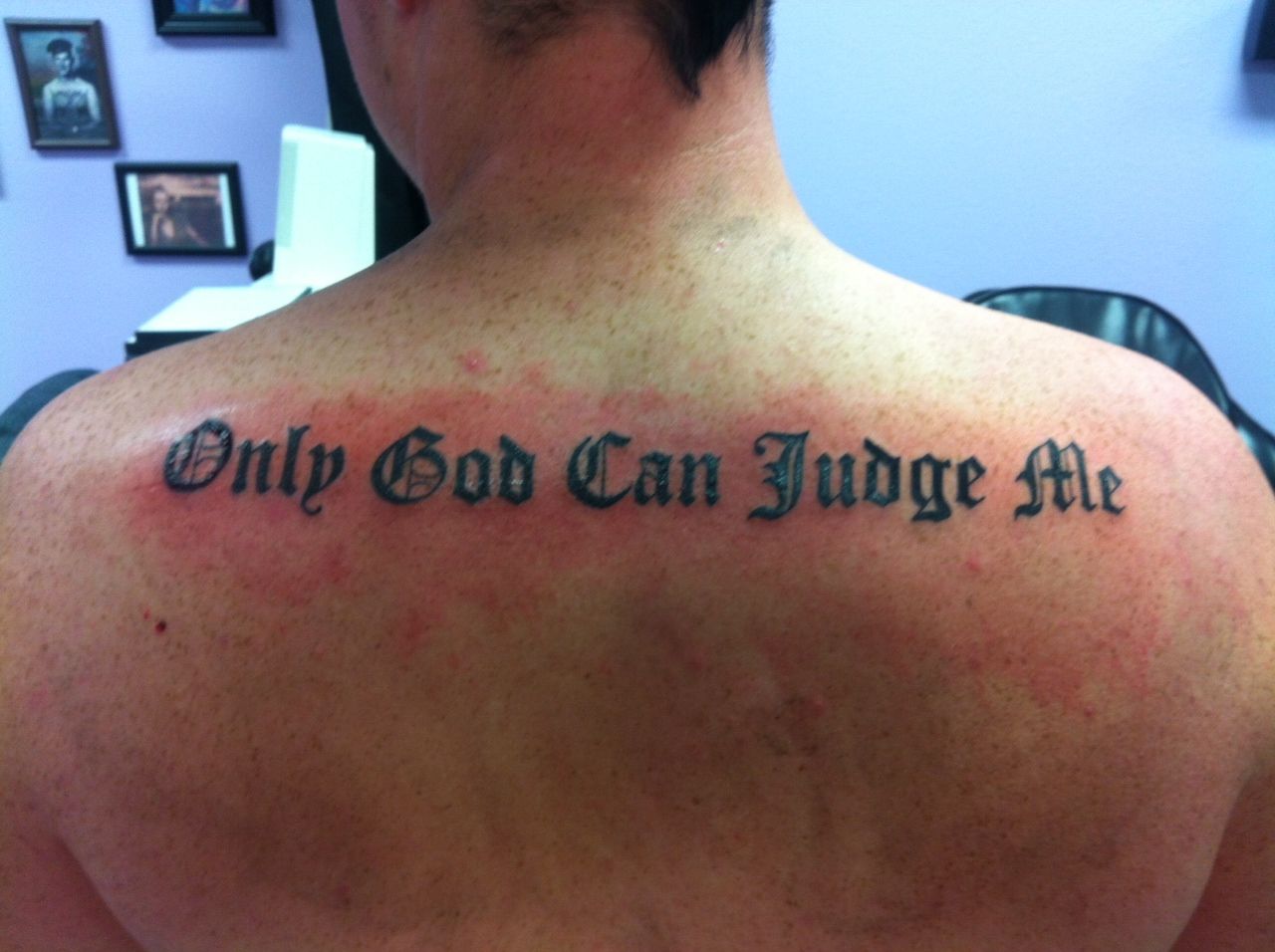 Татуировка на спине Бог мне судья