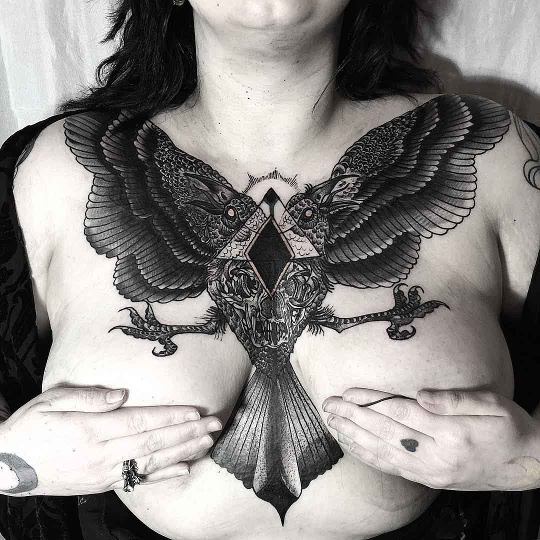 татуировки для груди у женщин фото 43