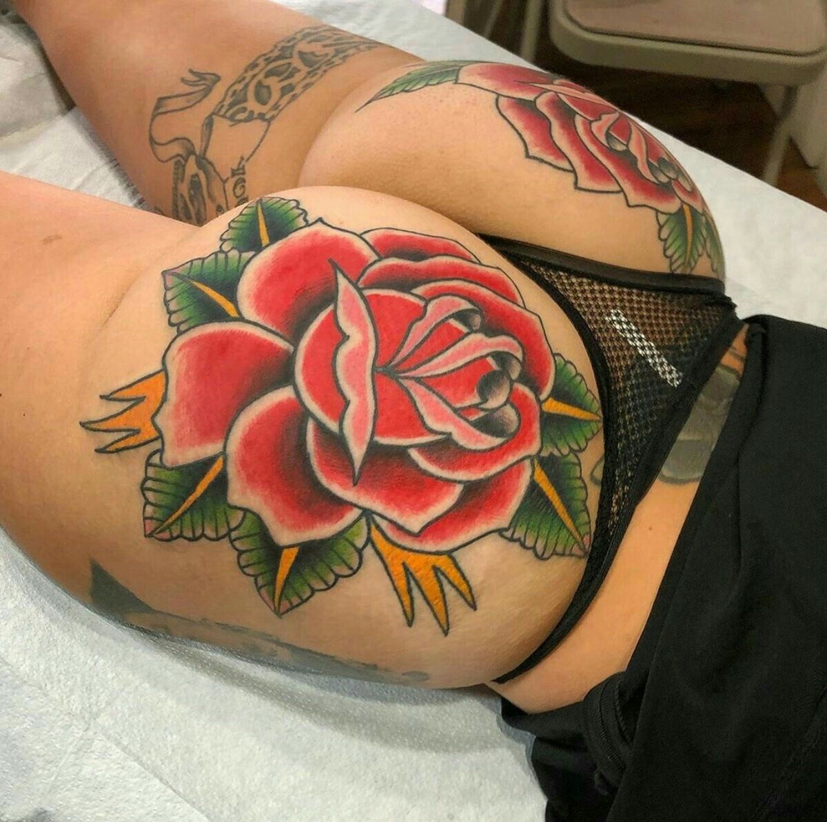 татуировки на жопе у женщин фото 84