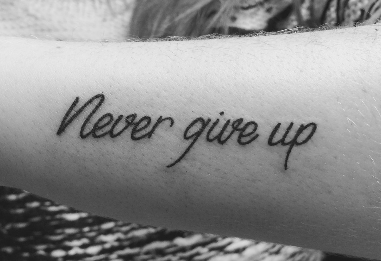 Never give up тату на руке
