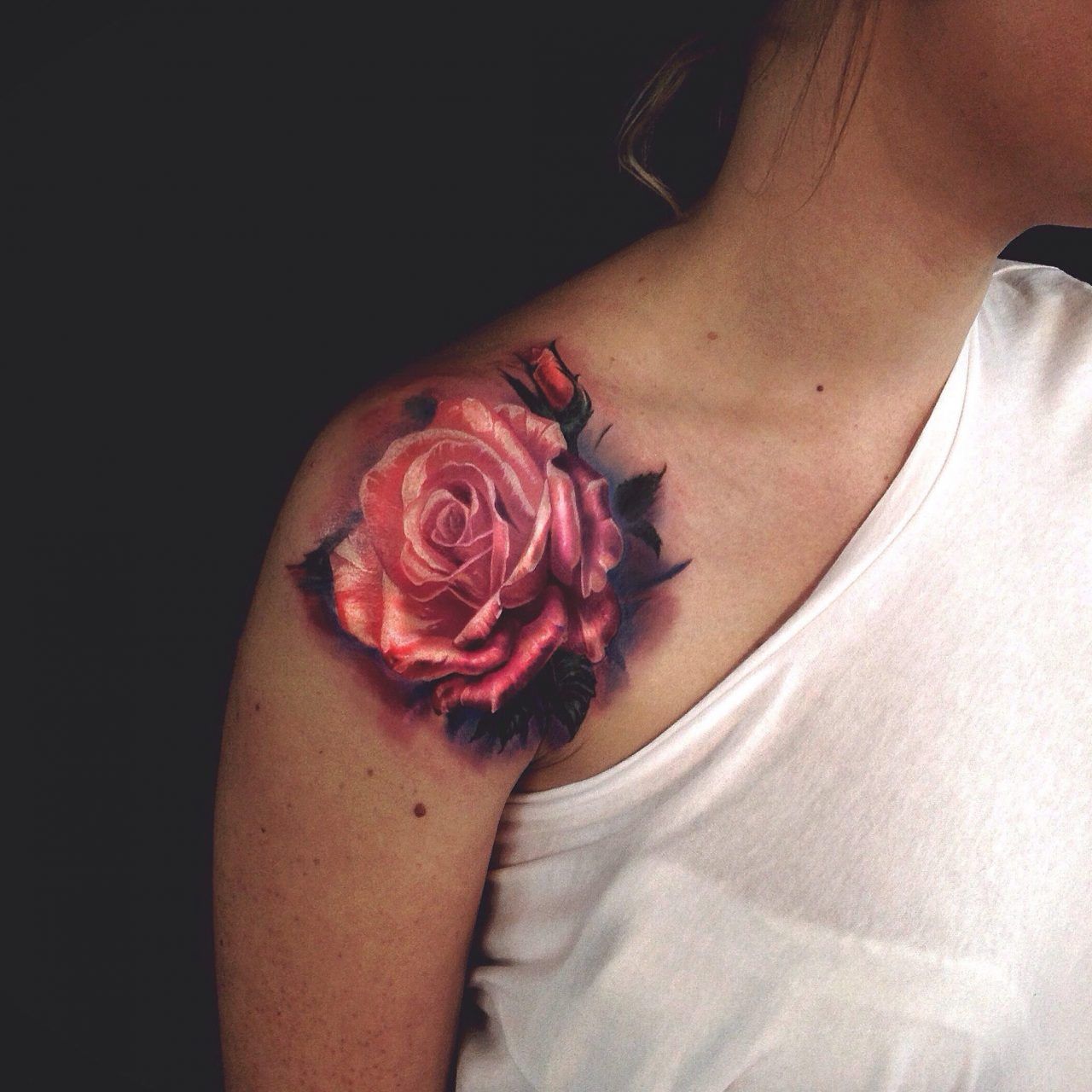 Девушка с розой на плече