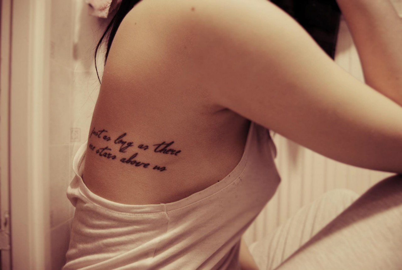 Татуировки для девушек на боку надписи