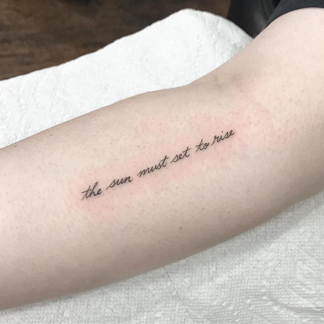 Татуировка текст на руке