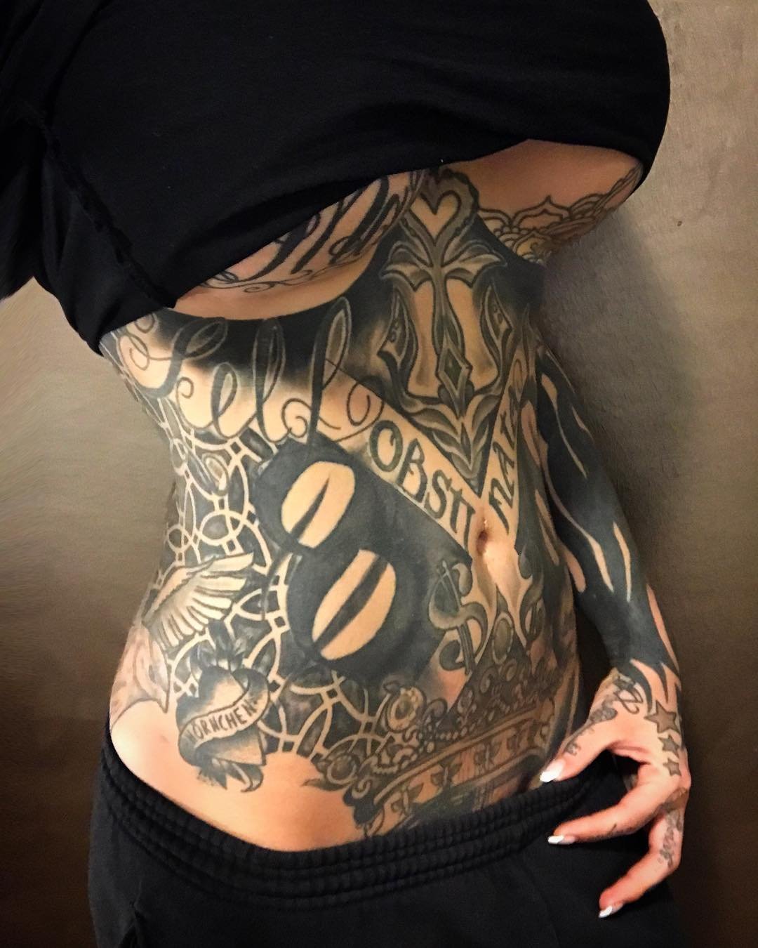 Татуированное женское тело